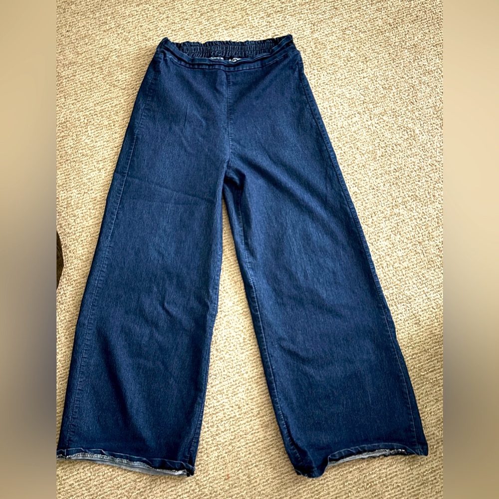 Loose, cropped jeans from Italy